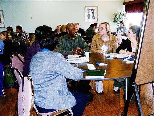 photo of Johnson, Jayne Hunter (LNS), Zo&euml; Thomas discussing project